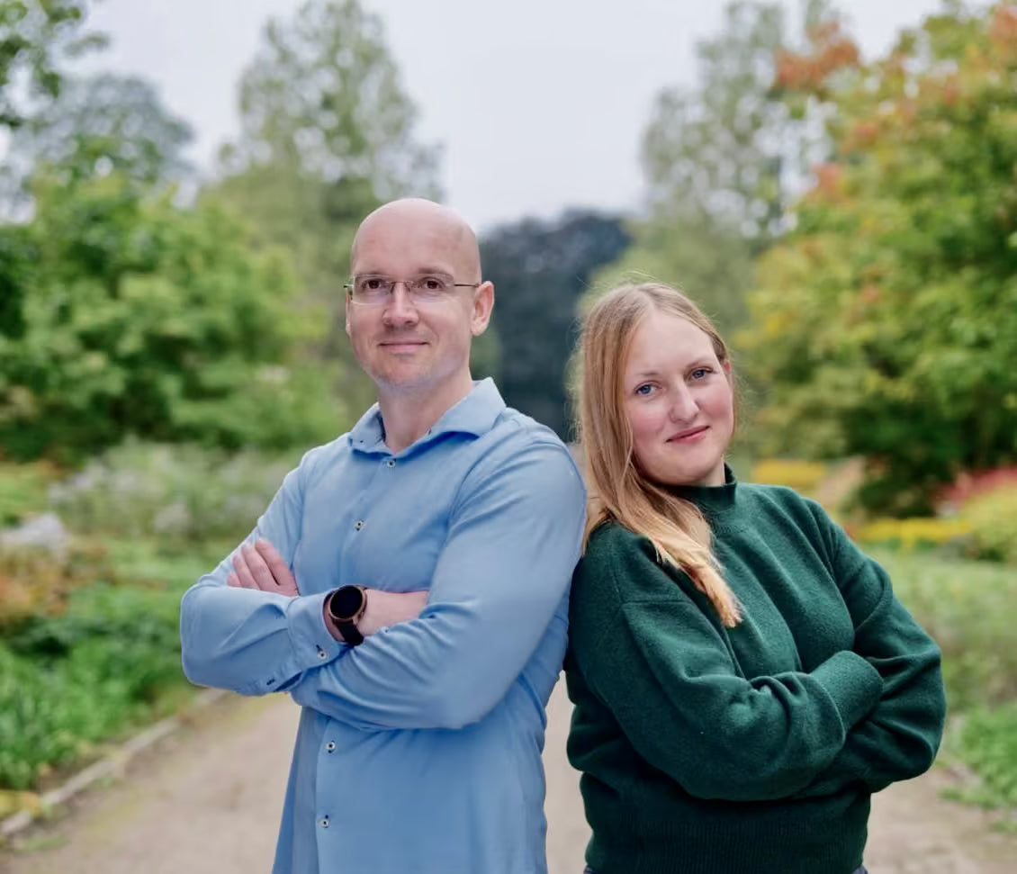 Das Lu:bici Gründungsteam Dr. Artur Feld und Britta Kloust stehen Schulter an Schulter in einem Park